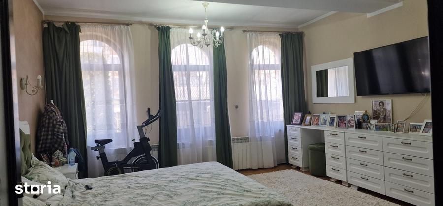 Casă cu 4 camere cu Teren 1000 Mp în Central