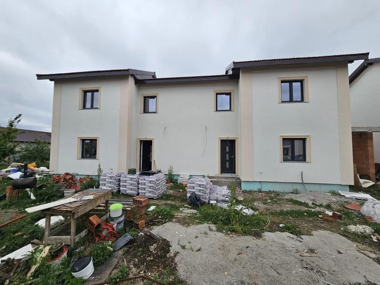 Duplex cu 3 camere cu Canalizare în Giarmata