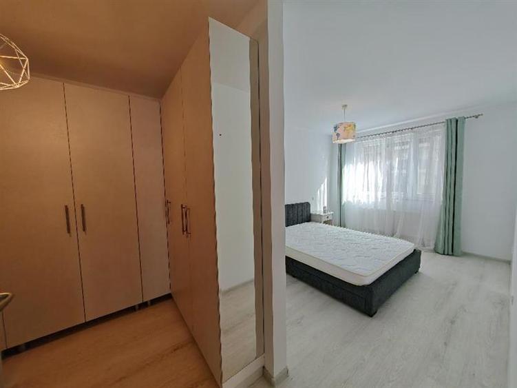 Apartament cu 3 camere decomandat, mobilat în Tractorul