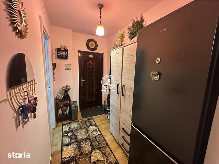 Apartament cu 3 camere semidecomandat, mobilat în Podul de Piatră
