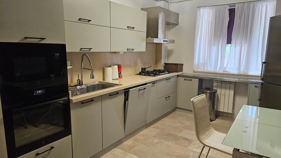 Apartament cu 3 camere decomandat în Nordului