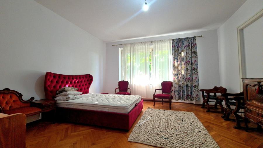 Casă individuală cu 10 camere cu Canalizare în Centrul Civic