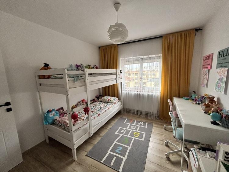 Apartament cu 4 camere decomandat în Exterior Vest