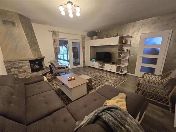 Casă individuală cu 5 camere cu Teren 1600 Mp în Șinca Veche