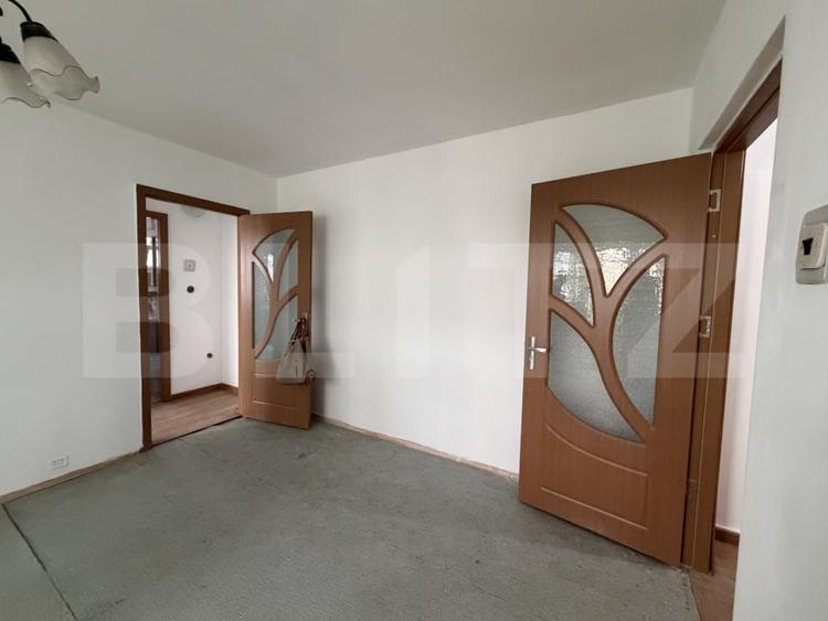 Apartament cu 2 camere semidecomandat în Craiovița Nouă