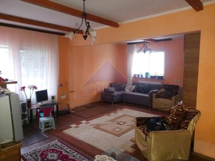 Casă individuală cu 6 camere cu Teren 2700 Mp în Nuci