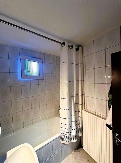 Apartament cu 4 camere decomandat în Crinț