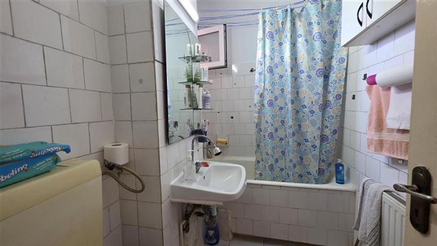 Apartament cu 3 camere semidecomandat în Astra