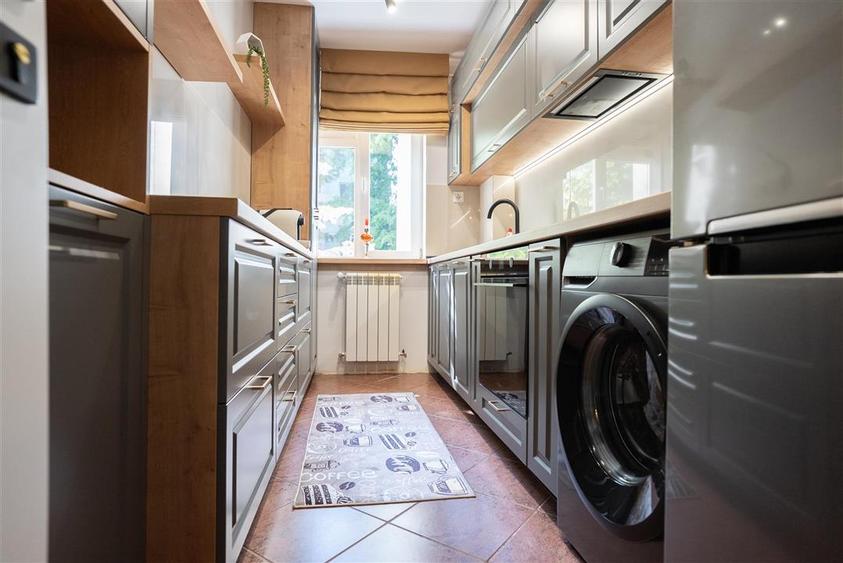 Apartament cu 3 camere semidecomandat, mobilat în Ultracentral