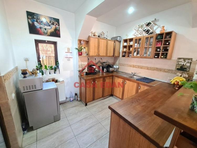 Casă individuală cu 5 camere cu Canalizare în Central