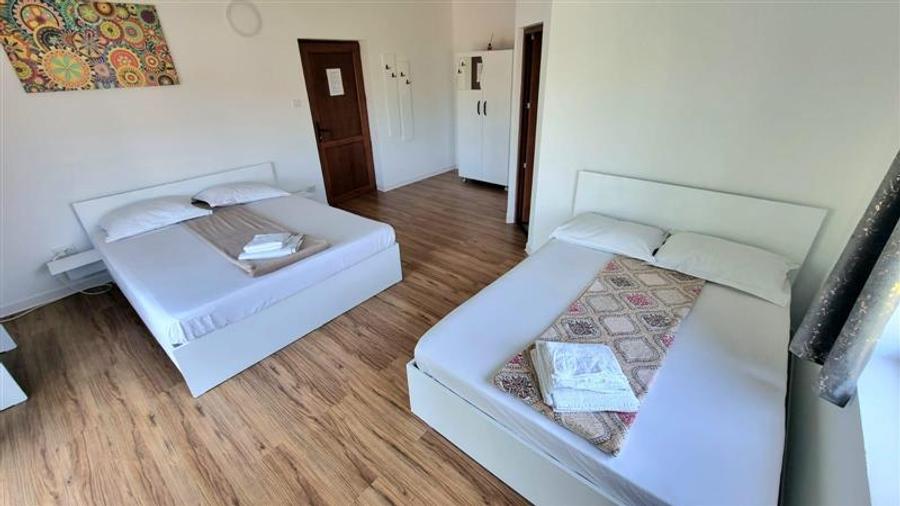 Casă individuală cu 14 camere cu Piscina în Nord-Est