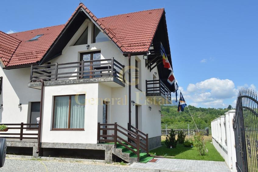Casă individuală cu 11 camere cu Canalizare în Tohanu Nou