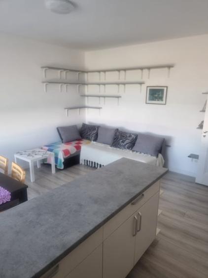 Apartament cu 3 camere decomandat, mobilat în Central
