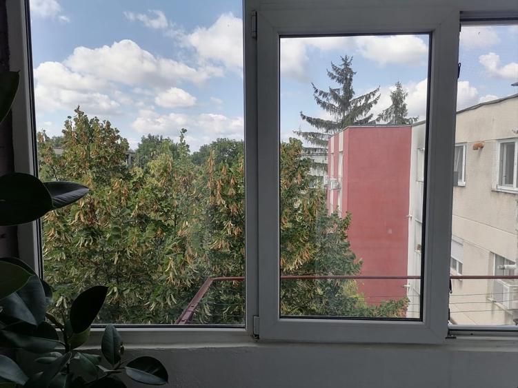 Apartament cu 3 camere semidecomandat, mobilat în Trivale