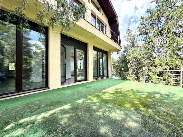 Casă individuală cu 10 camere cu Canalizare în Băneasa