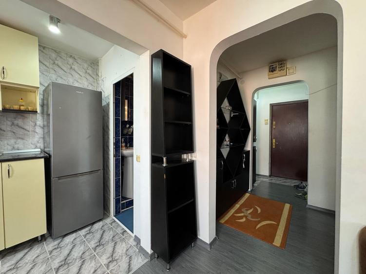 Apartament cu 2 camere semidecomandat în Podu Roș