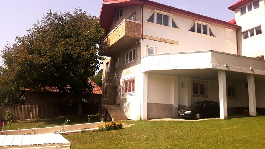 Casă individuală cu 24 camere cu Canalizare în Central