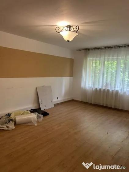 Apartament cu 3 camere decomandat în Astra