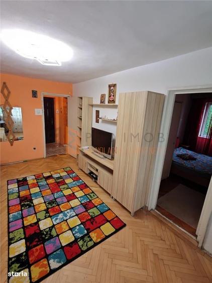 Apartament cu 3 camere semidecomandat în Crâng