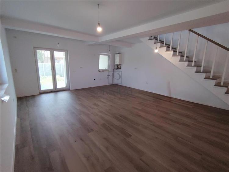 Duplex cu 4 camere cu Canalizare în Moșnița Nouă