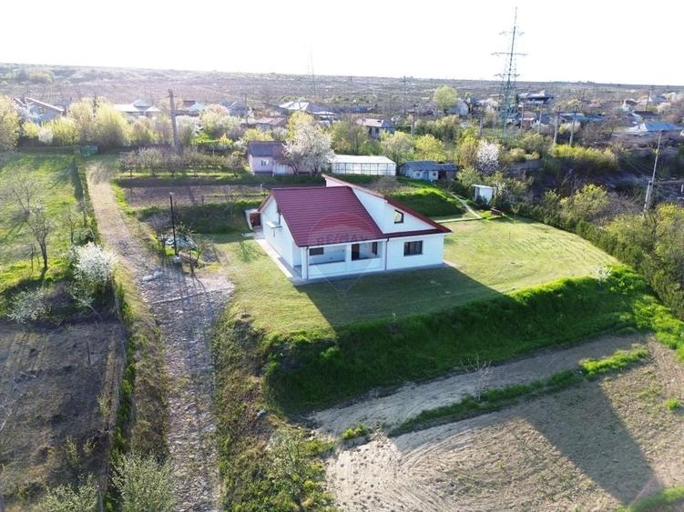 Casă individuală cu 4 camere cu Teren 4151 Mp în Sud