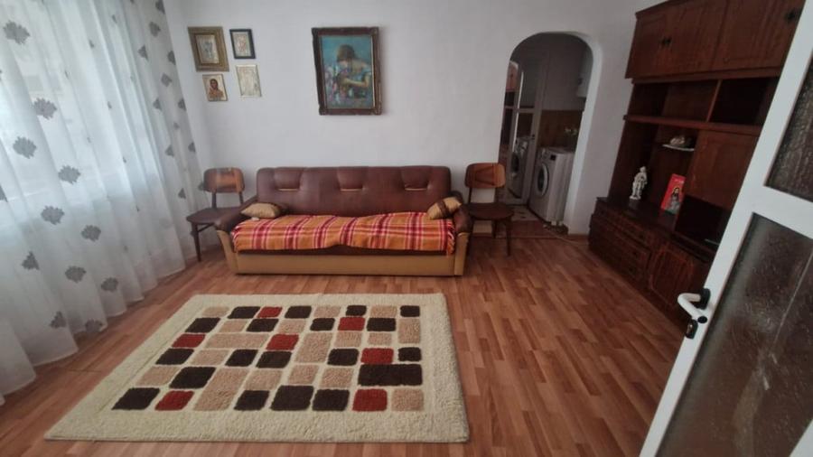 Apartament cu 3 camere semidecomandat în Păcii