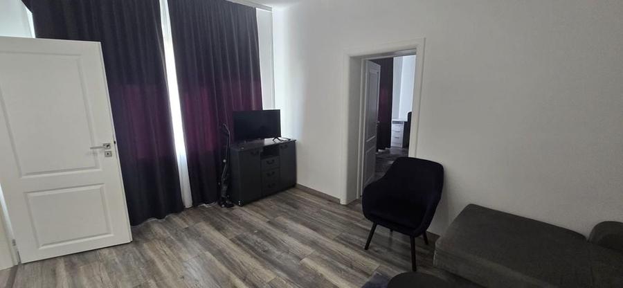 Apartament cu 3 camere decomandat în Exterior Vest
