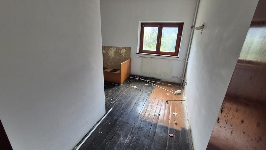 Casă individuală cu 11 camere cu Canalizare în Piatra Arsă