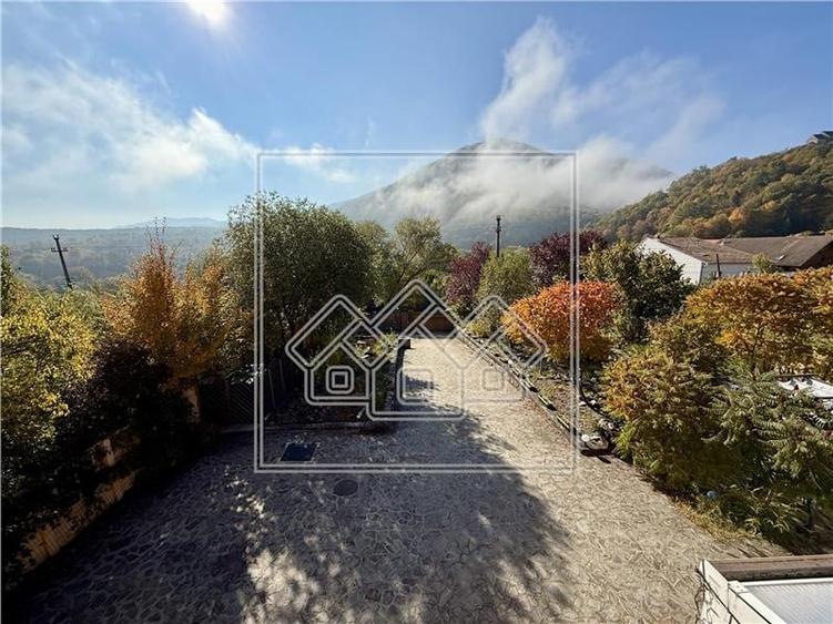 Casă individuală cu 8 camere cu Canalizare în Cisnădioara