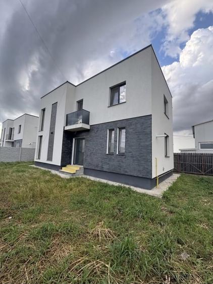 Casă individuală cu 4 camere cu Canalizare în Exterior Sud