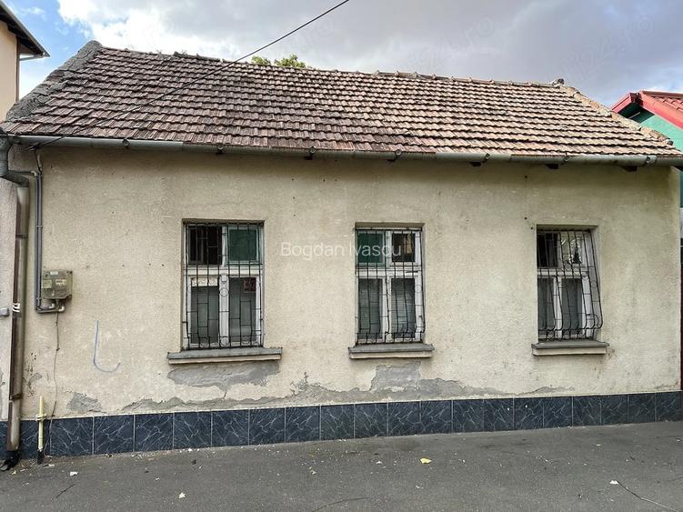 vand casa in cartierul Parneava