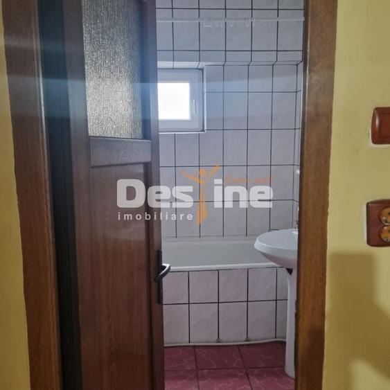 Apartament cu 3 camere semidecomandat în 5 Călărasi