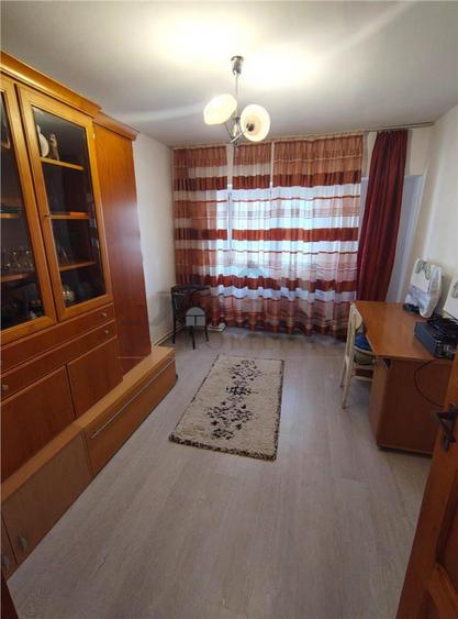 Apartament cu 4 camere decomandat, mobilat în Nicolina