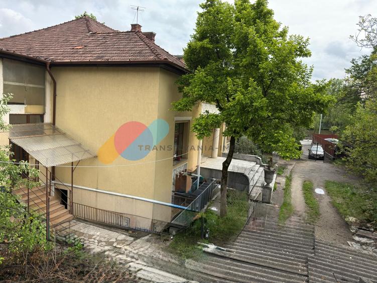 Casă individuală cu 7 camere cu Teren 1700 Mp în Central