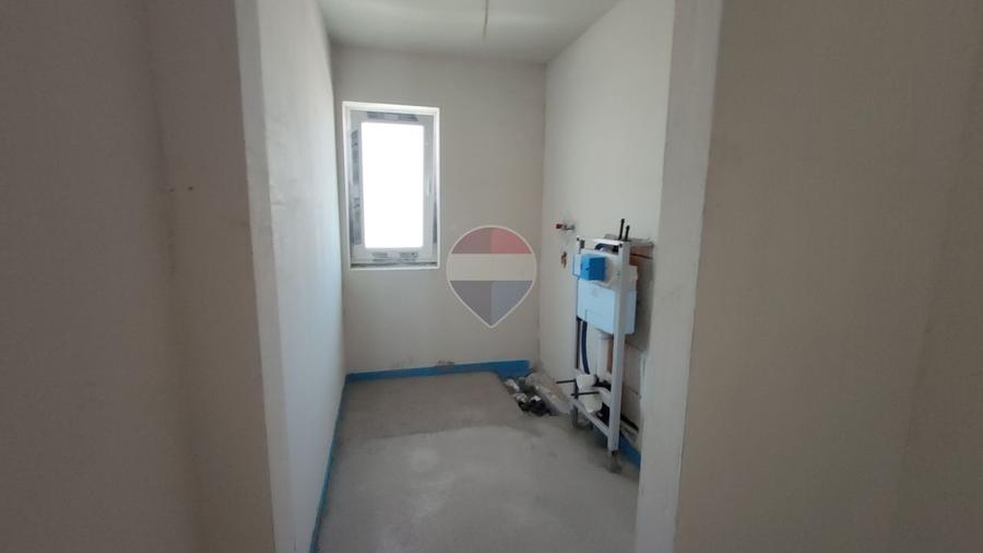 Casă cu 7 camere cu Teren 250 Mp în Florești