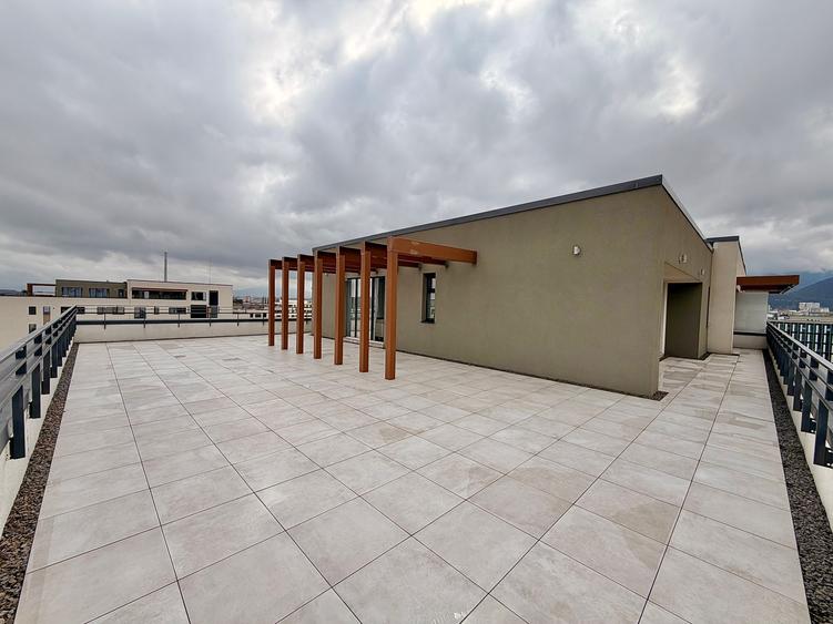 Apartament cu 4 camere în Tractorul