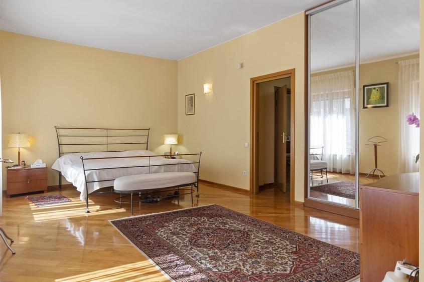 Apartament cu 8 camere semidecomandat, mobilat în Capitale