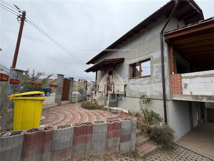 Casă cu 4 camere cu Canalizare în Șura Mare