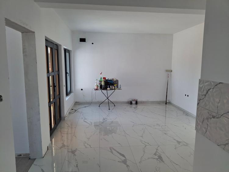 Casă cu 4 camere cu Canalizare în Sud