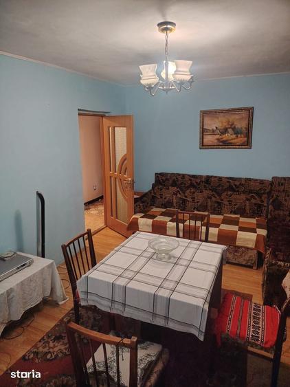 Apartament cu 3 camere decomandat în Cornișa