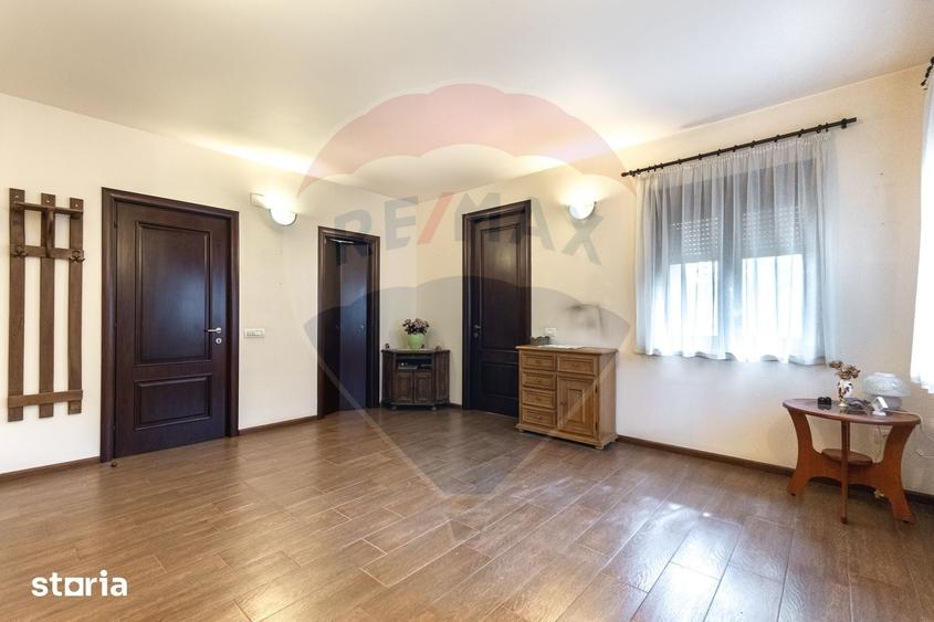 Casă cu 9 camere cu Teren 1526 Mp în Mogoșoaia