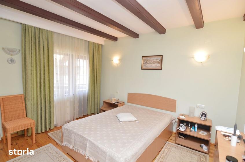 Casă cu 6 camere cu Teren 1081 Mp în Central