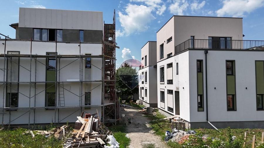 Casă cu 8 camere cu Teren 300 Mp în Ultracentral