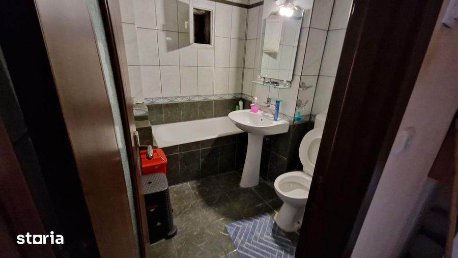 Apartament cu 3 camere în Craiovița Nouă