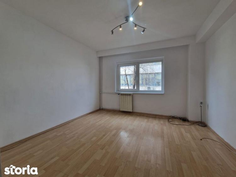 Apartament cu 3 camere decomandat în Tei