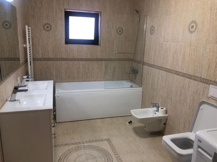 Apartament cu 3 camere decomandat în Exterior Vest