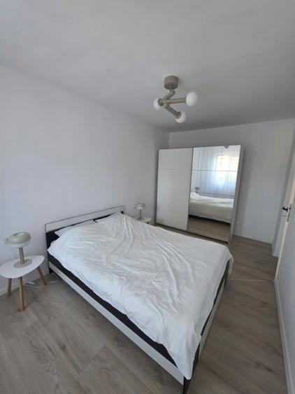 Apartament cu 3 camere semidecomandat, mobilat în Aradului