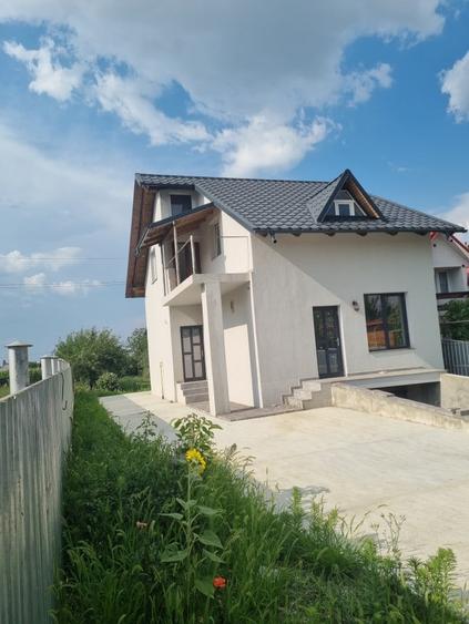 Casă individuală cu 4 camere cu Canalizare în Sud