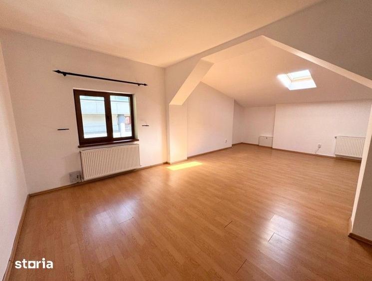 Casă cu 8 camere cu Teren 250 Mp în Tei