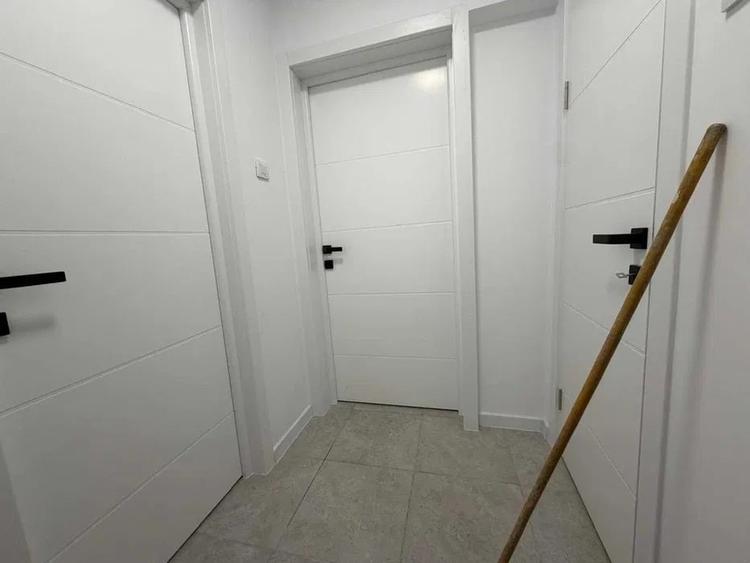 Apartament cu 3 camere semidecomandat în Berceni